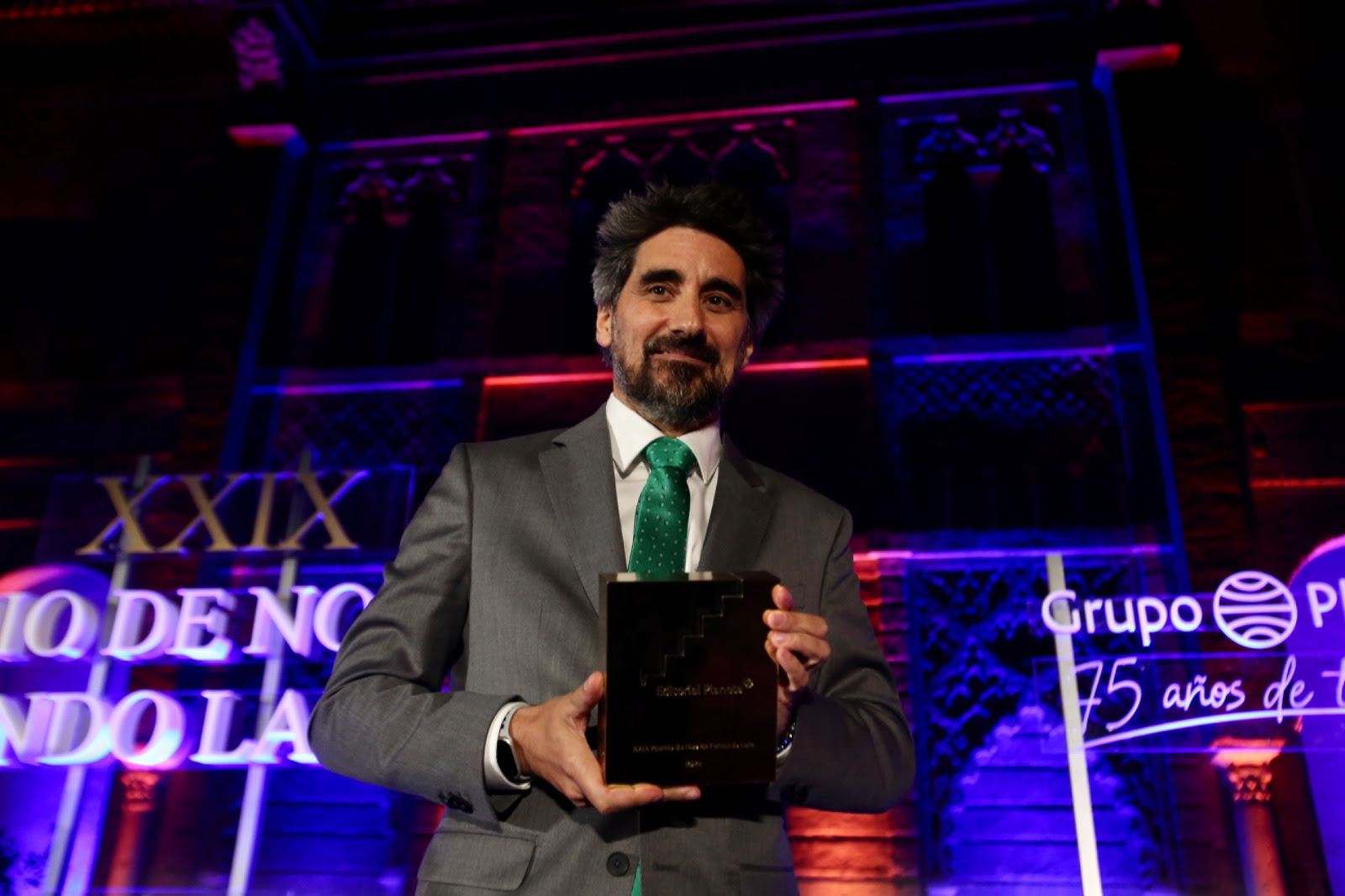 manel-loureiro-conquista-el-premio-fernando-lara-con-cuando-pase-la-tormenta